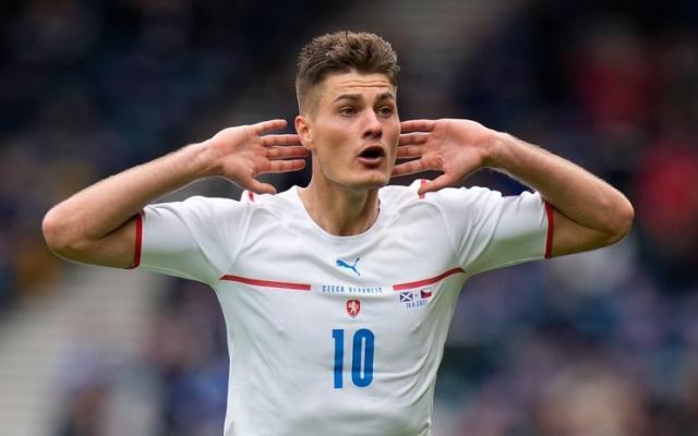 【史话】媲美小贝小罗!希克超远程吊门勾起传世回忆