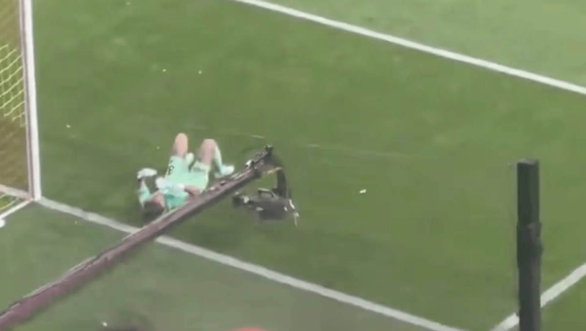 Crown sports-前曼城门将埃德森比赛中被杂物击中,倒地后愤怒推开摄像机